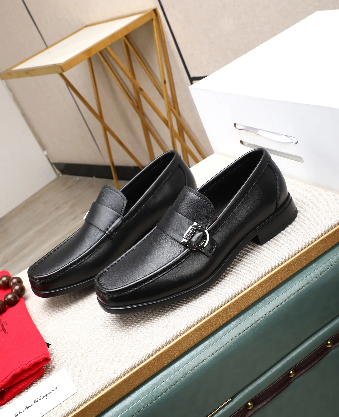 Men's clothing and shoes 💰700📛📛High-end goods! Salvatore Ferragamo is the world's top luxury footwear brand. It comes from Italy, the kingdom of fashion. It is famous all over the world for its traditional handmade design and novel styles... 🚶🏻🚶🏻 Top-quality suit shoes are sold simultaneously at the counter. This style is purely handmade. The fabric is imported Italian calfskin➕soft water-dyed cowhide lining. Specially available with original deep rubber outsole🌀🌀Size: 38➖44